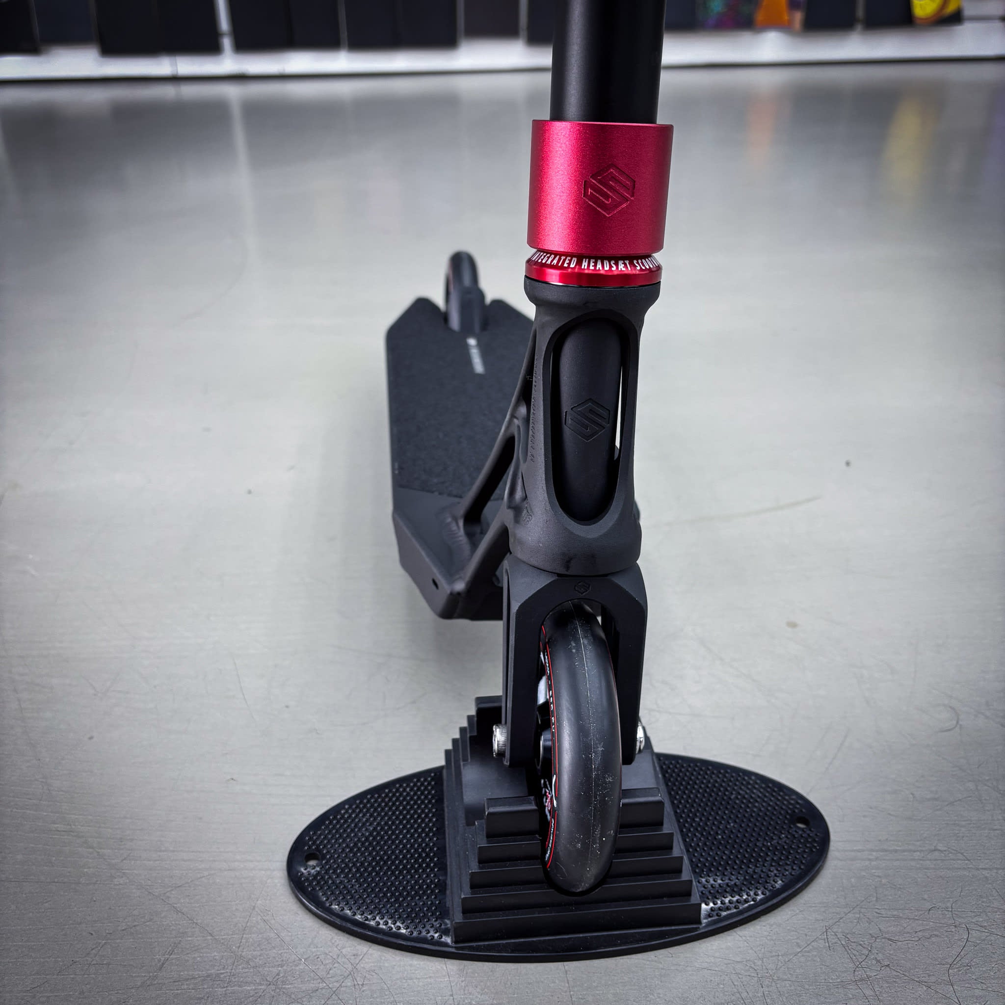 Striker Pande Black/Red Custom Build - Svart/Röd-ScootWorld.se