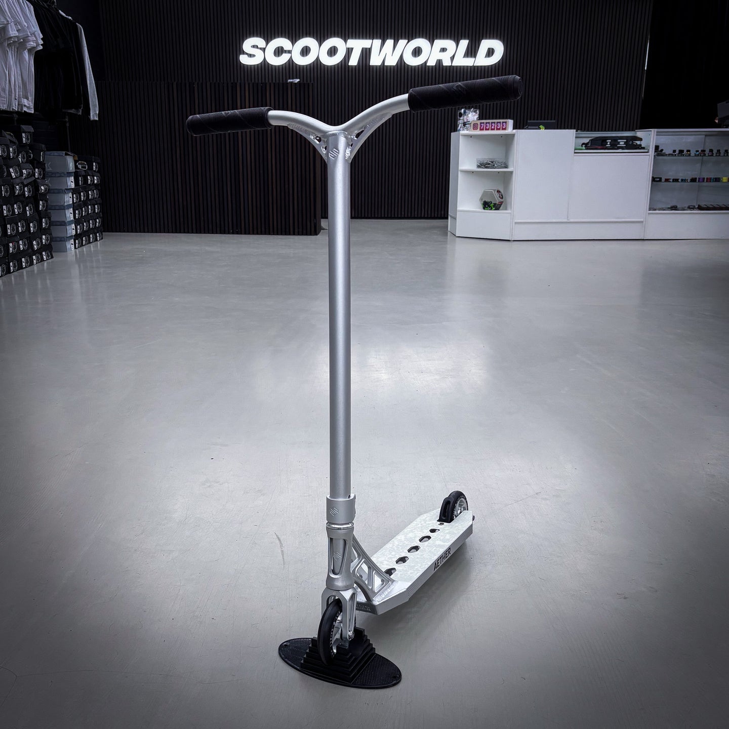 Striker Aether Silver Custom Build - Silver-ScootWorld.se