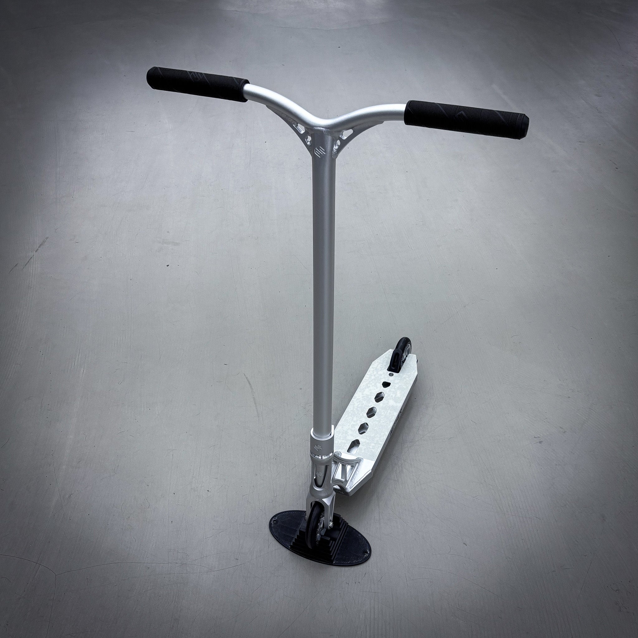 Striker Aether Silver Custom Build - Silver-ScootWorld.se
