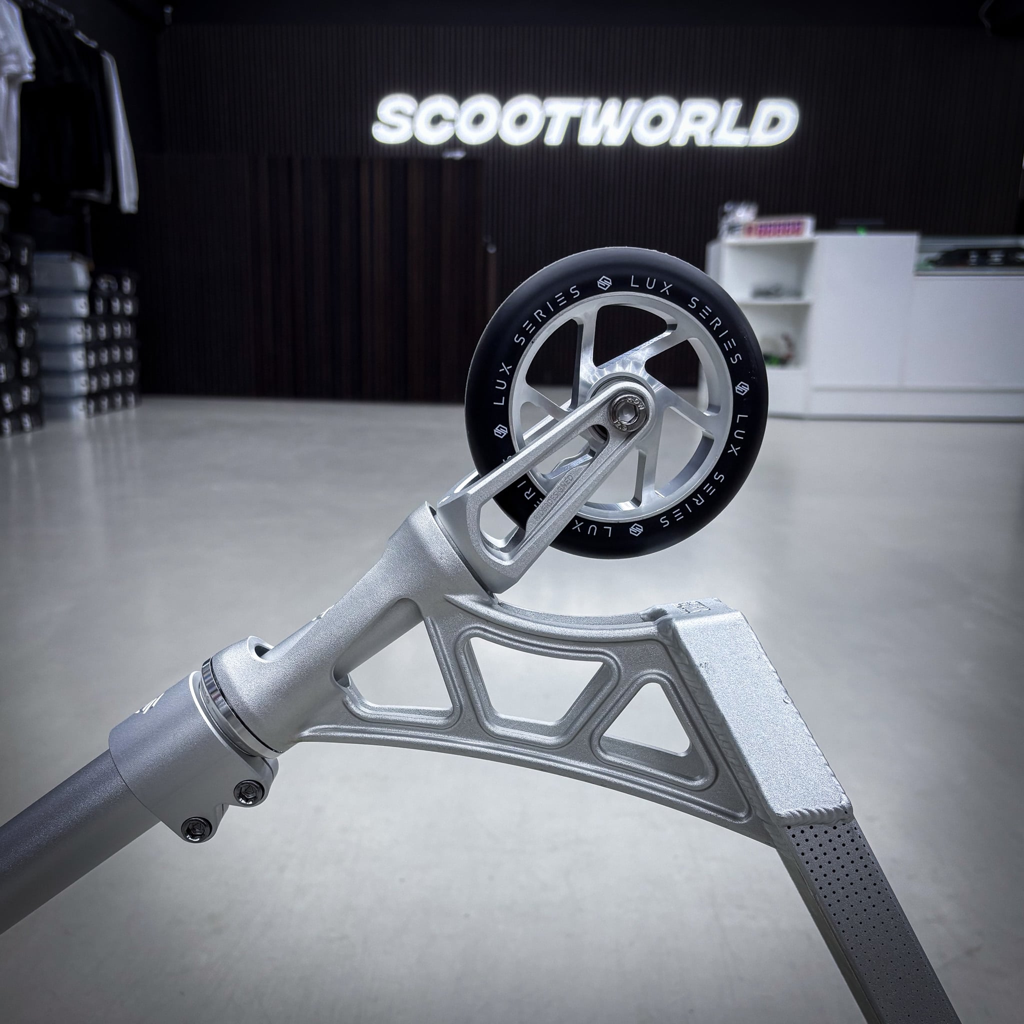 Striker Aether Silver Custom Build - Silver-ScootWorld.se