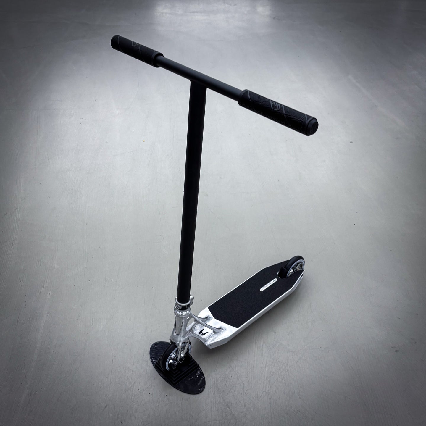 Striker Ethic 460mm Silver Black Custom Build - Silver/Black-ScootWorld.se