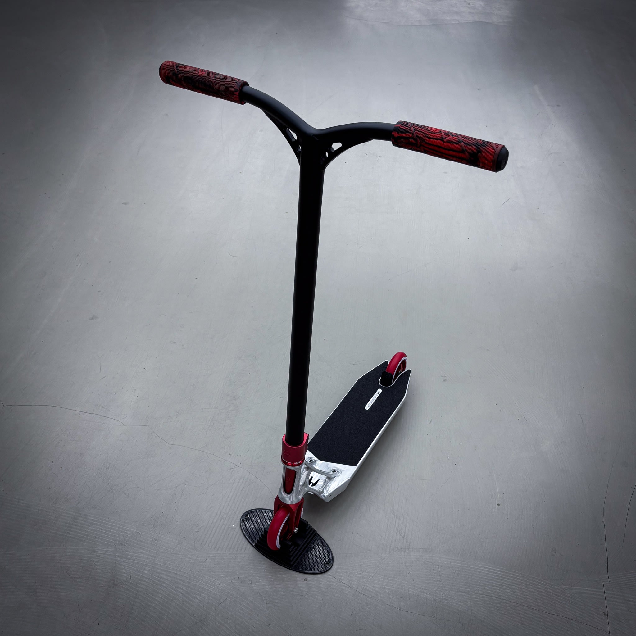Striker Ethic Silver/Red 460 Custom Build - Silver/Red-ScootWorld.se