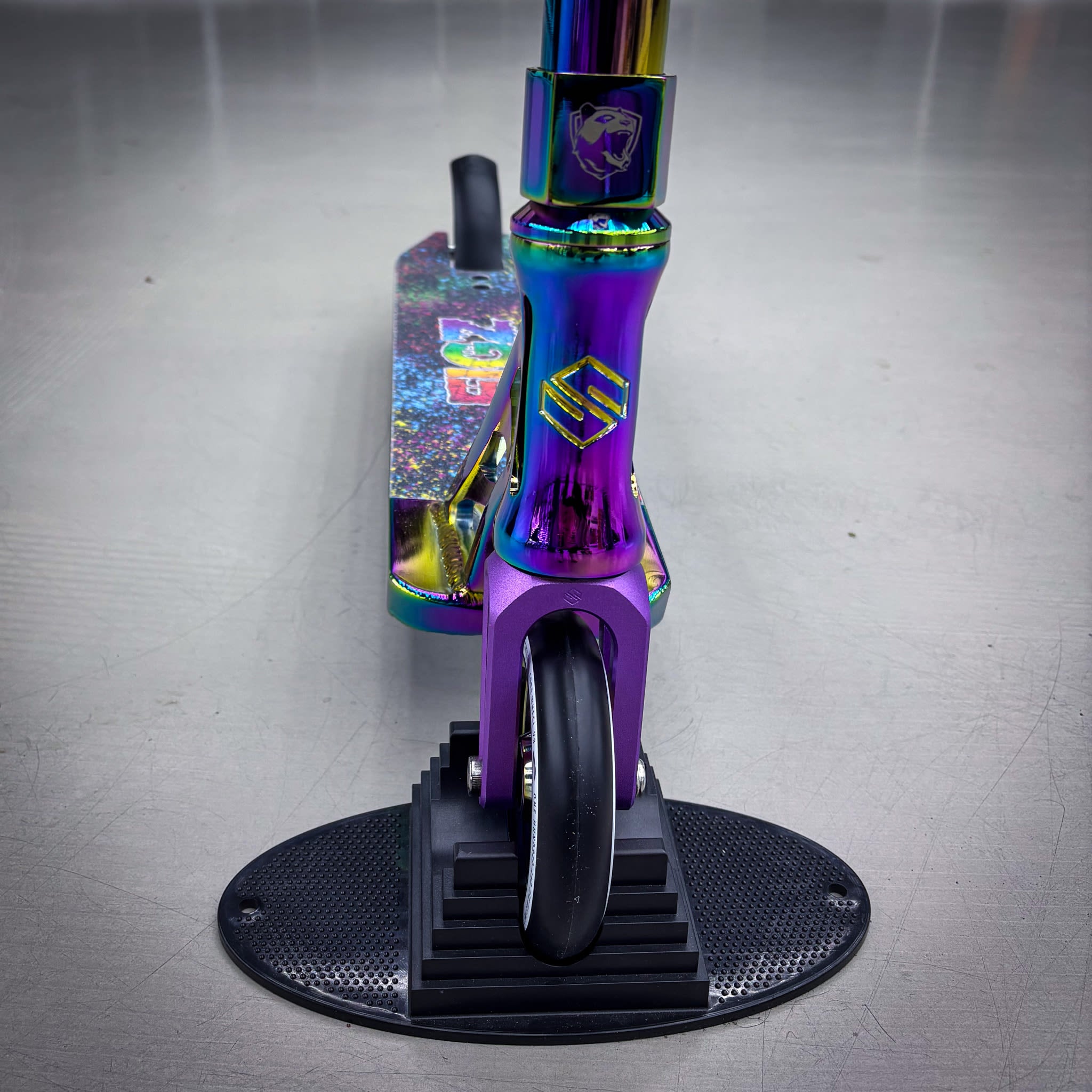 Striker Full Rainbow Custom Build - Rainbow-ScootWorld.se