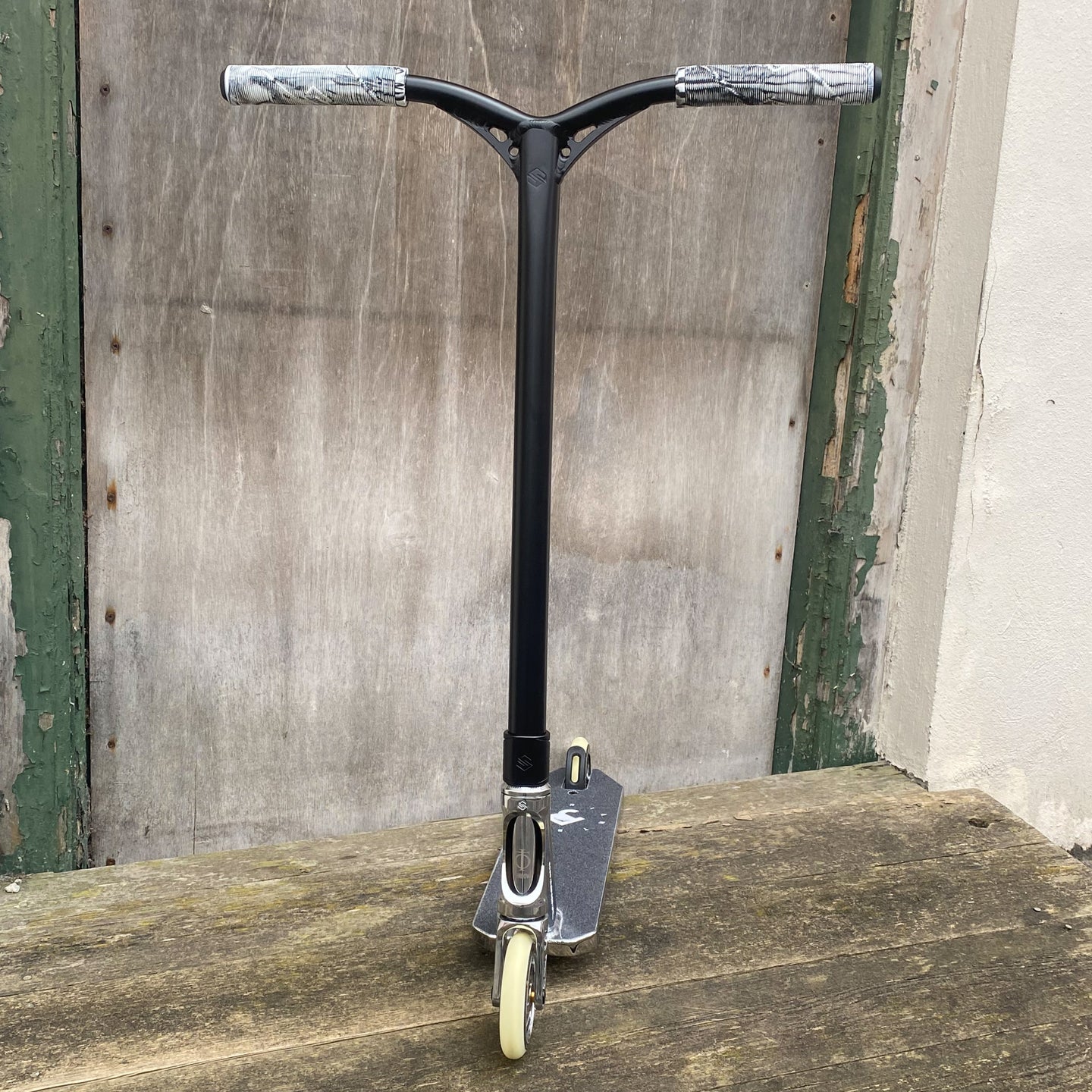 Striker BenJ Custom Build - Svart/Silver-ScootWorld.se