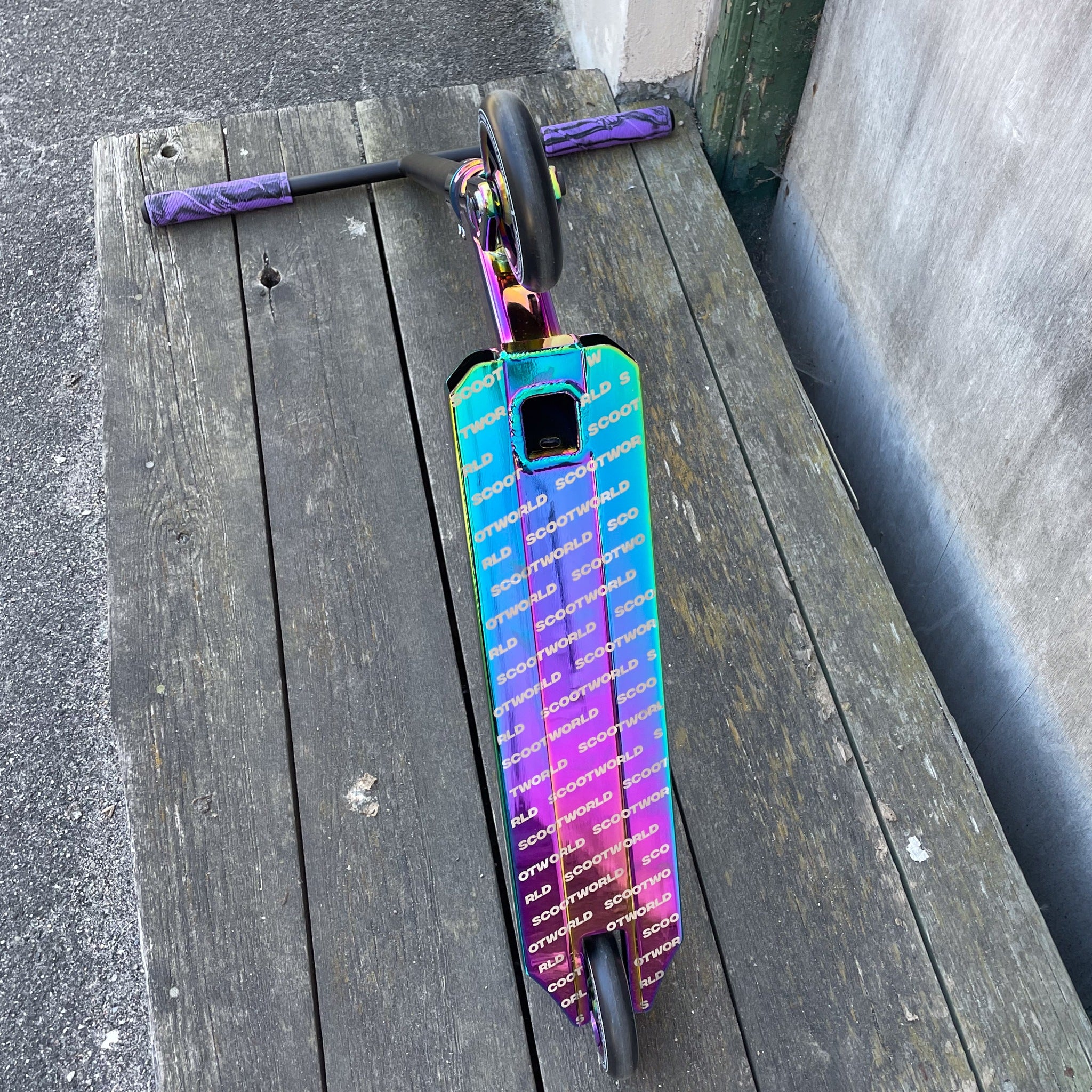ScootWorld Gravis Custom Build Trick Sparkcykel - Svart/Rainbow-ScootWorld.se