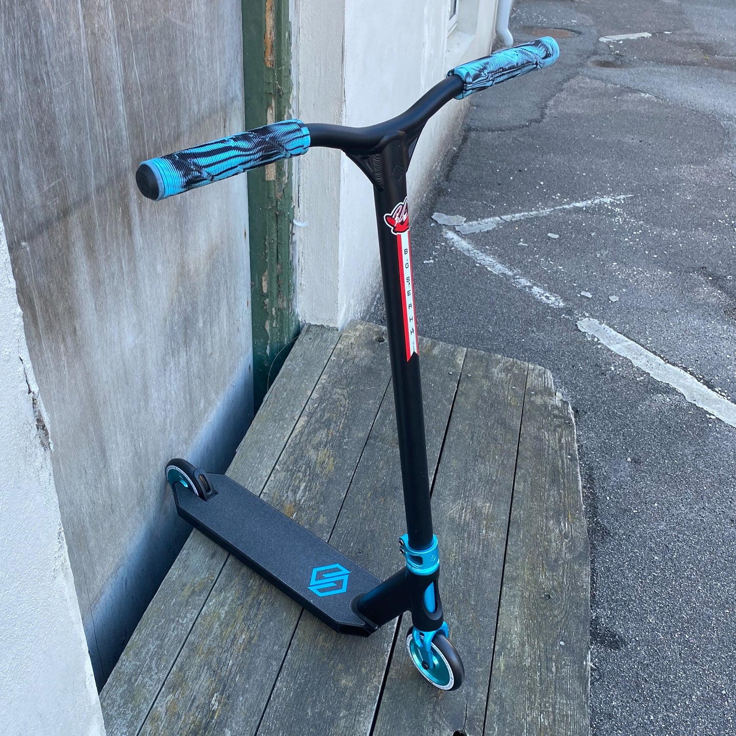 Striker Black Blue Custom Build - Svart/Blå-ScootWorld.se