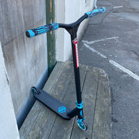 Striker Black Blue Custom Build - Svart/Blå-ScootWorld.se