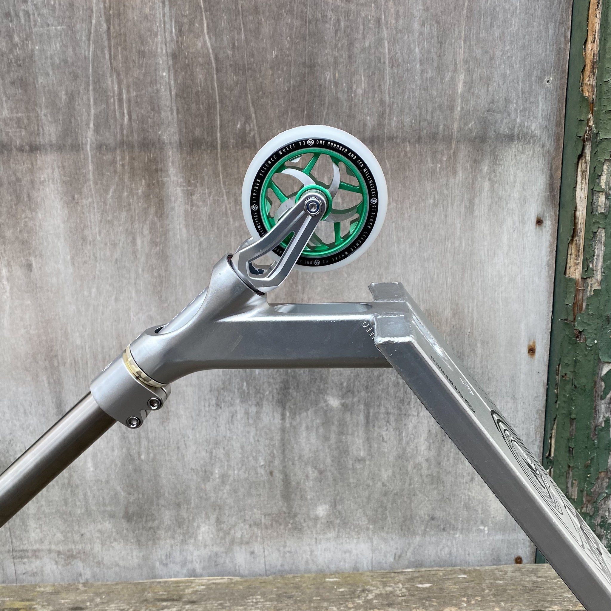 Striker Silver/Green Street Custom Build - Silver/Grön-ScootWorld.se
