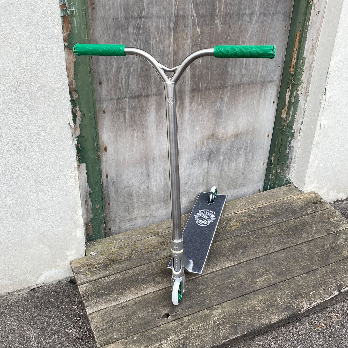 Striker Silver/Green Street Custom Build - Silver/Grön-ScootWorld.se
