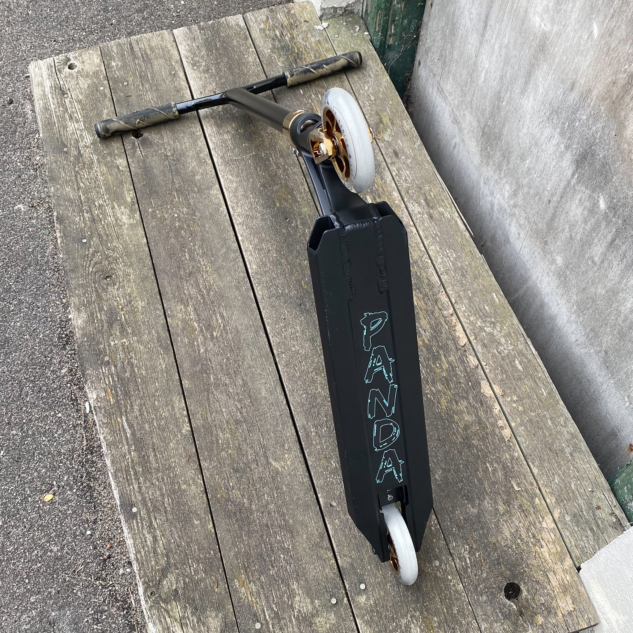Striker Panda Deck Custom Build - Svart/Gold-ScootWorld.se