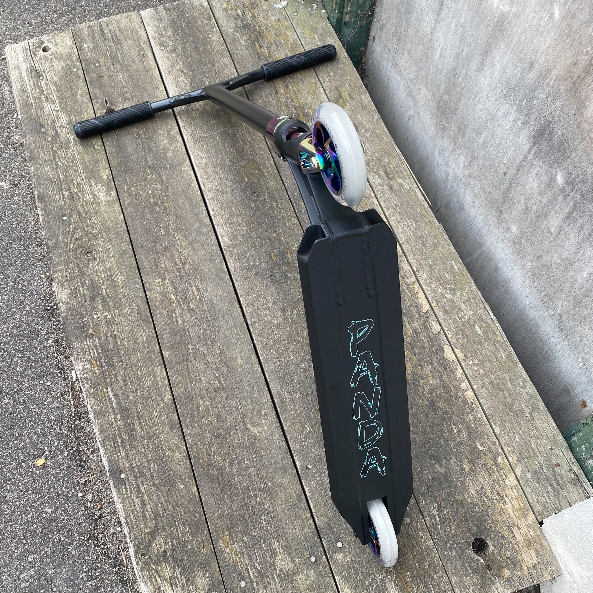 Striker Panda Deck Custom Build - Svart/Rainbow-ScootWorld.se