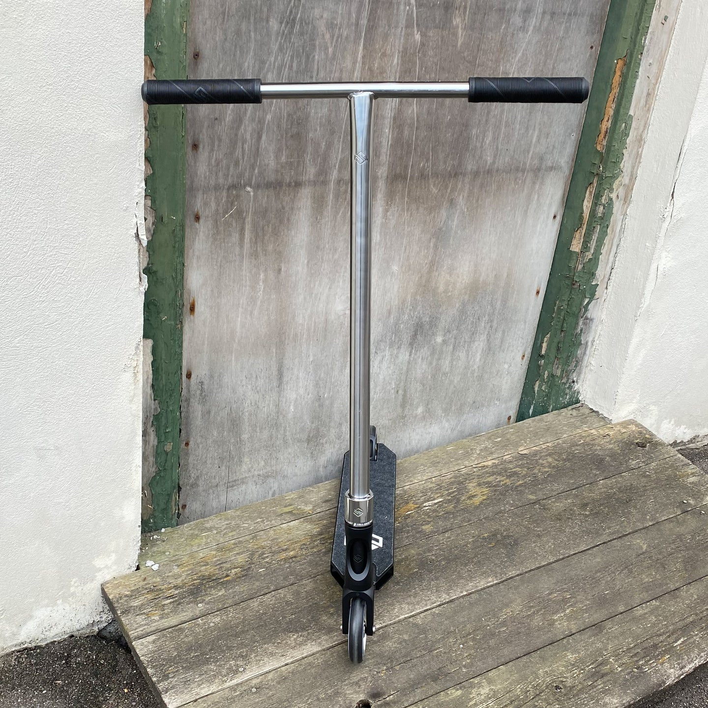 Striker T-Bar Silver Custom Build - Svart/Silver-ScootWorld.se