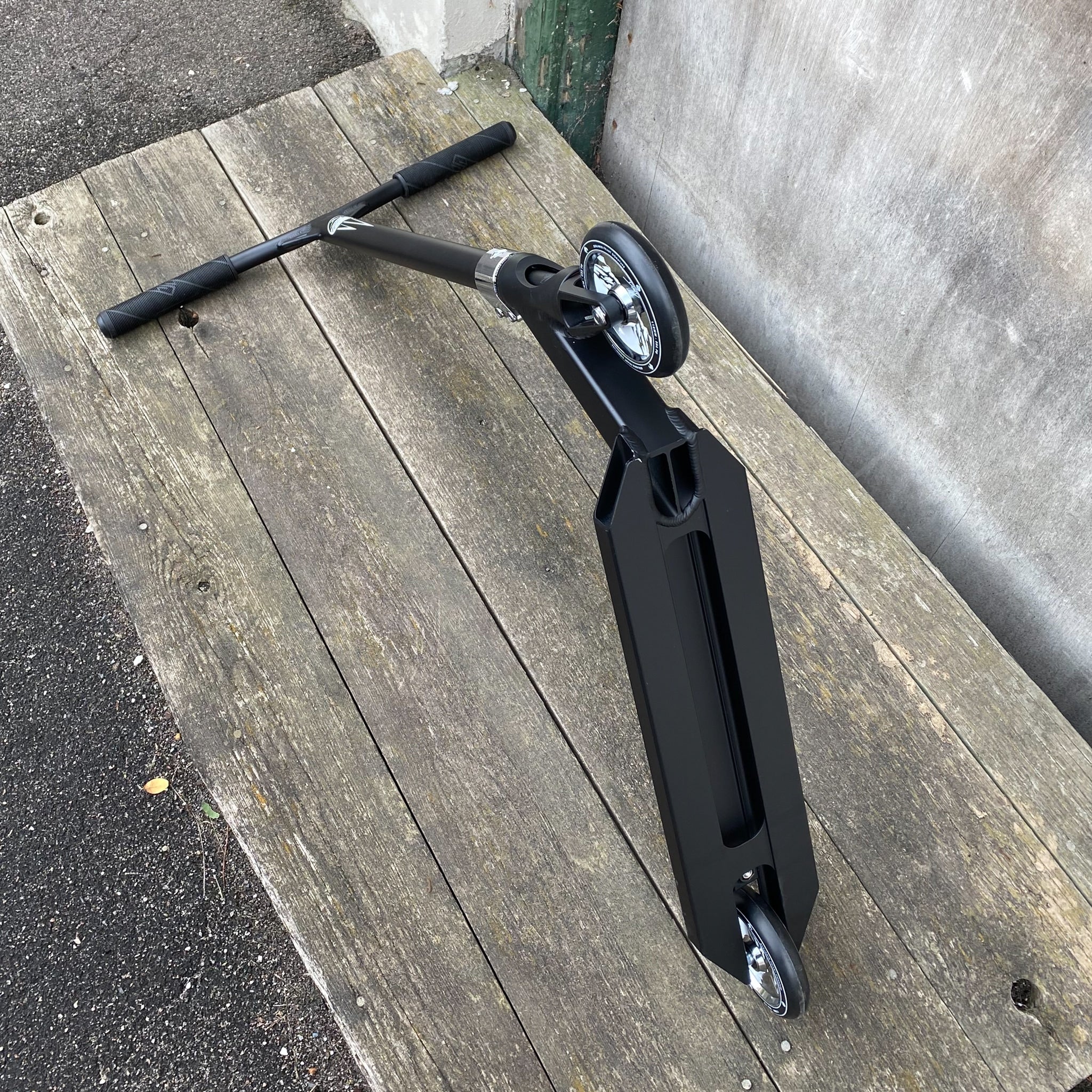 Striker BenJ Bar Custom Build - Svart-ScootWorld.se