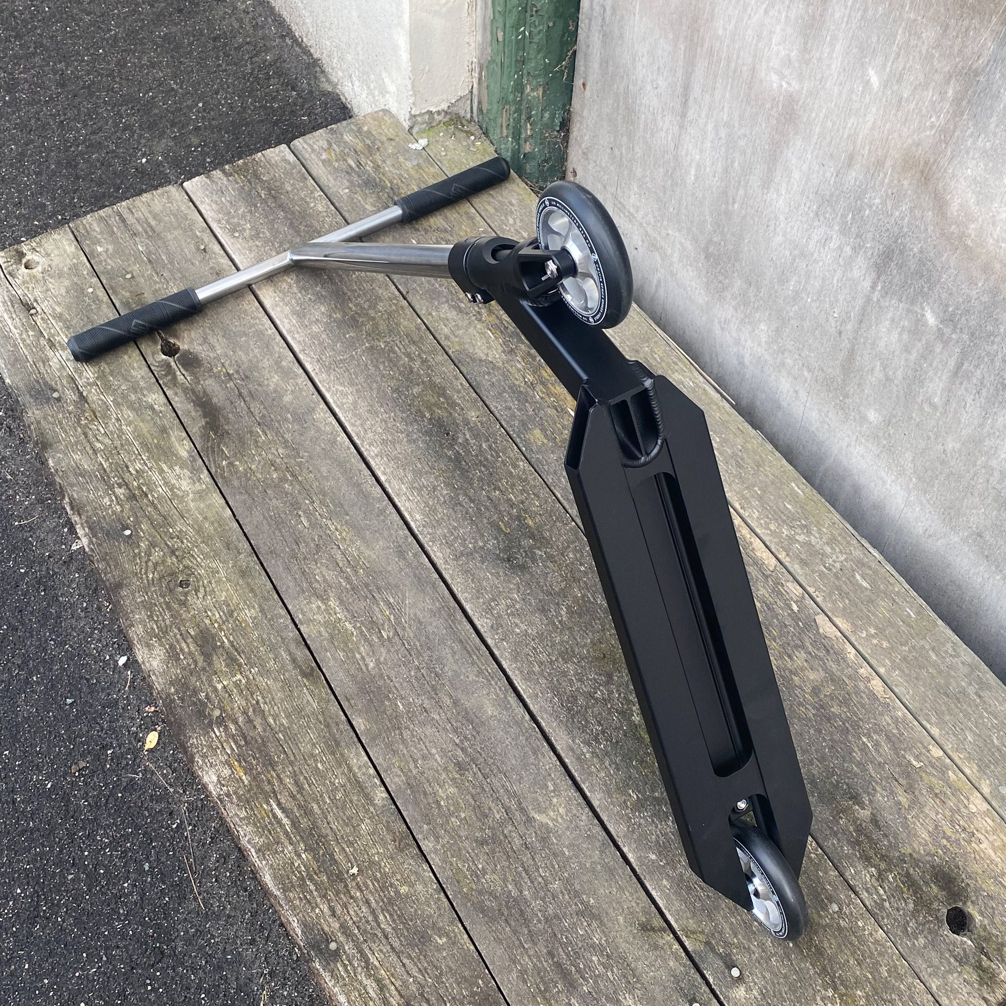 Striker T-Bar Custom Build - Svart/Silver-ScootWorld.se