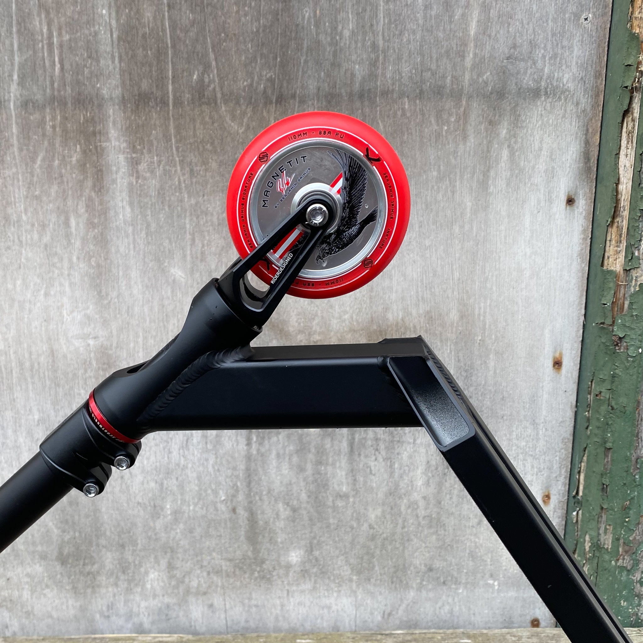 Striker Red & Black Custom Build - Svart/Röd-ScootWorld.se