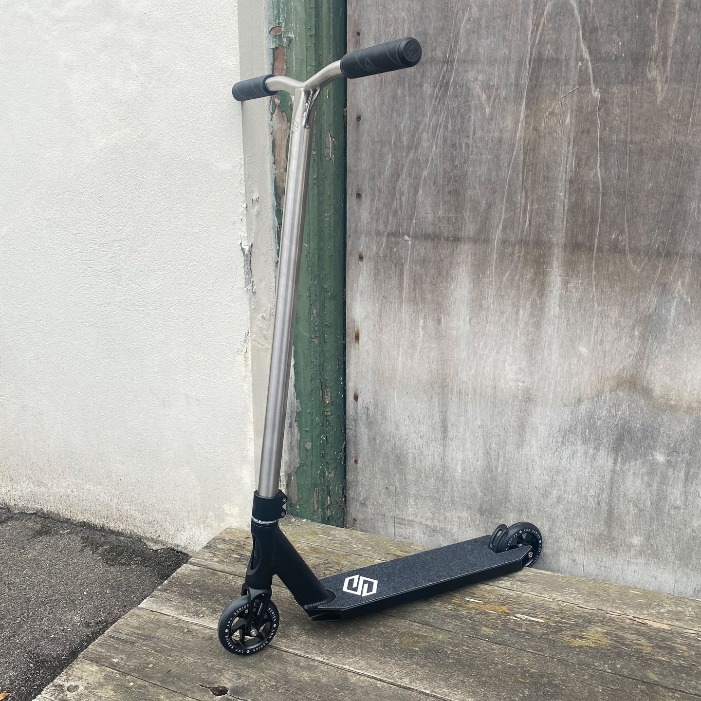 Striker Lux Titan Bar Custom Build - Svart/Silver-ScootWorld.se