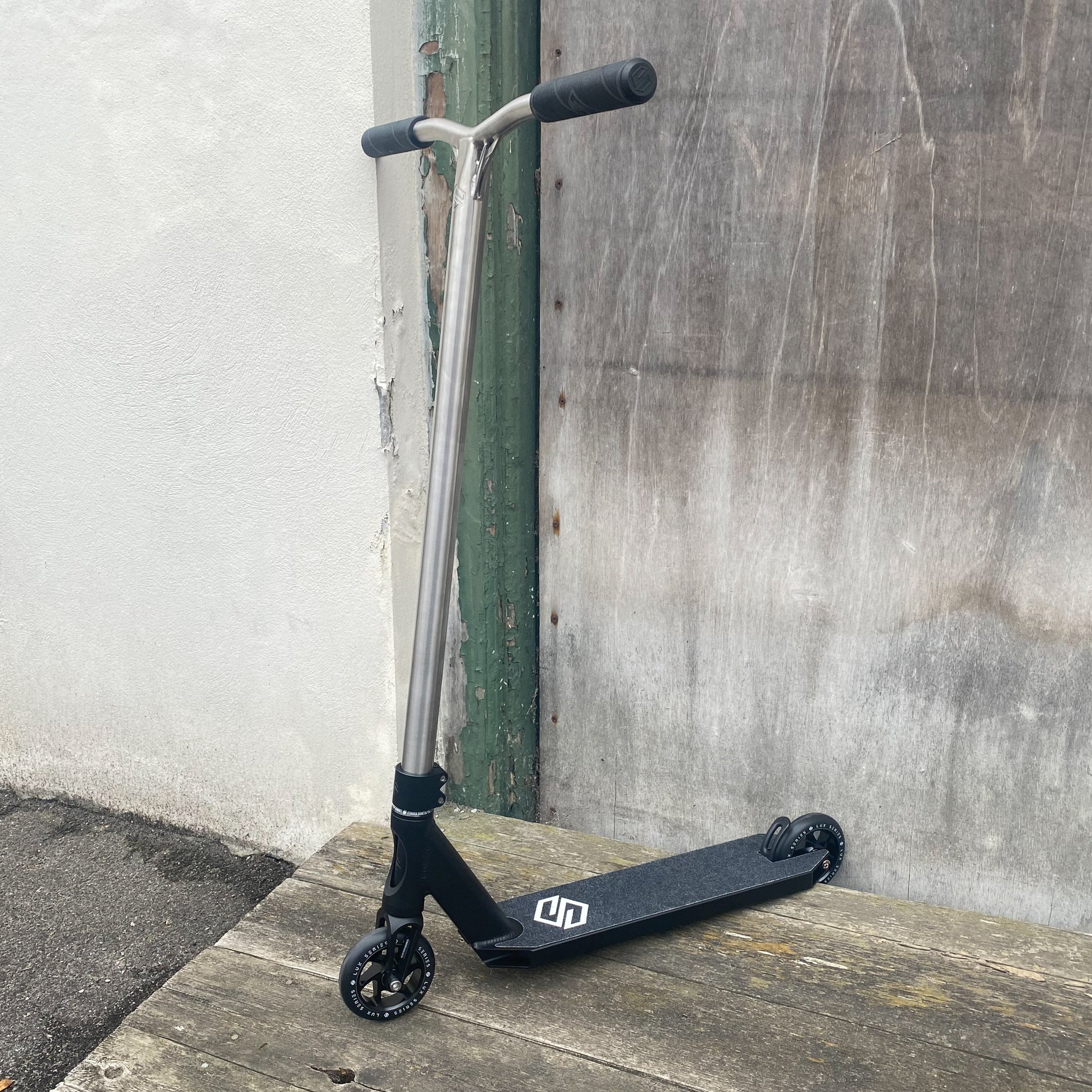 Striker Lux Titan Bar Custom Build - Svart/Silver-ScootWorld.se