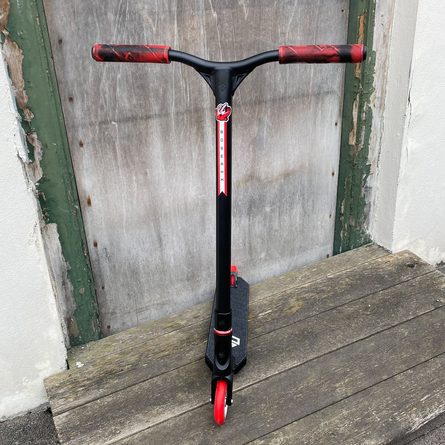 Striker Red & Black Custom Build - Svart/Röd-ScootWorld.se
