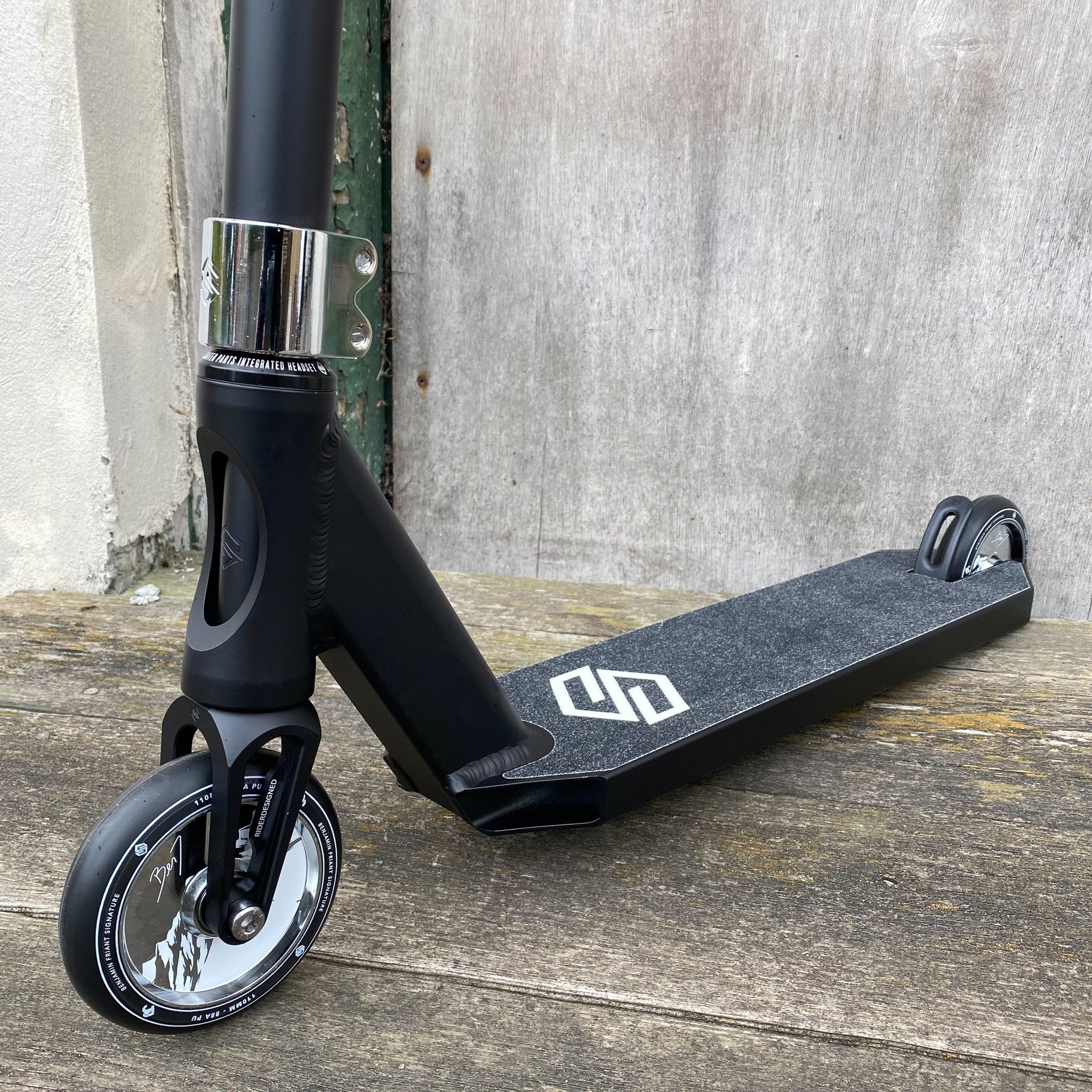 Striker BenJ Bar Custom Build - Svart-ScootWorld.se