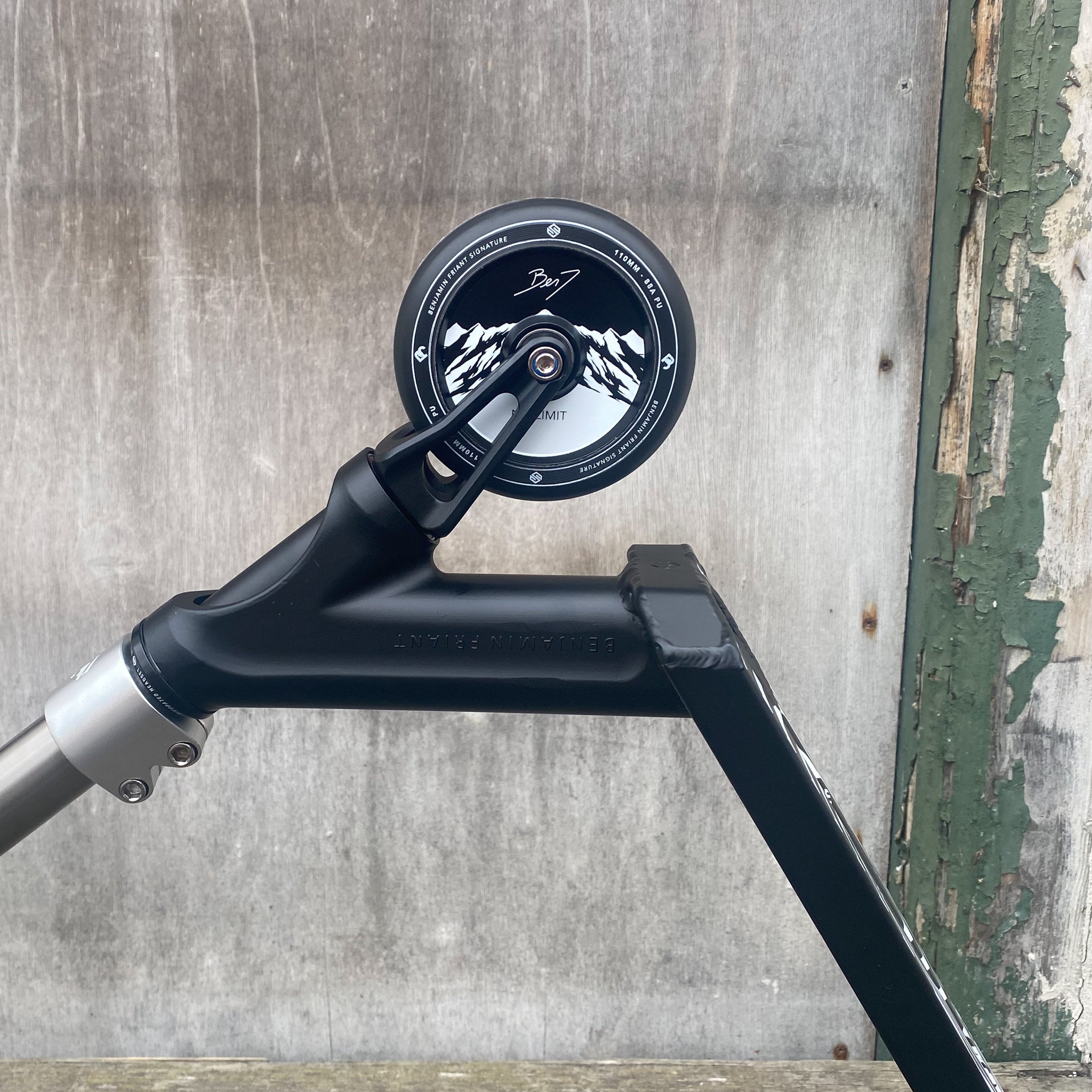 Striker BenJ Titan Bar Custom Build - Svart/Silver-ScootWorld.se