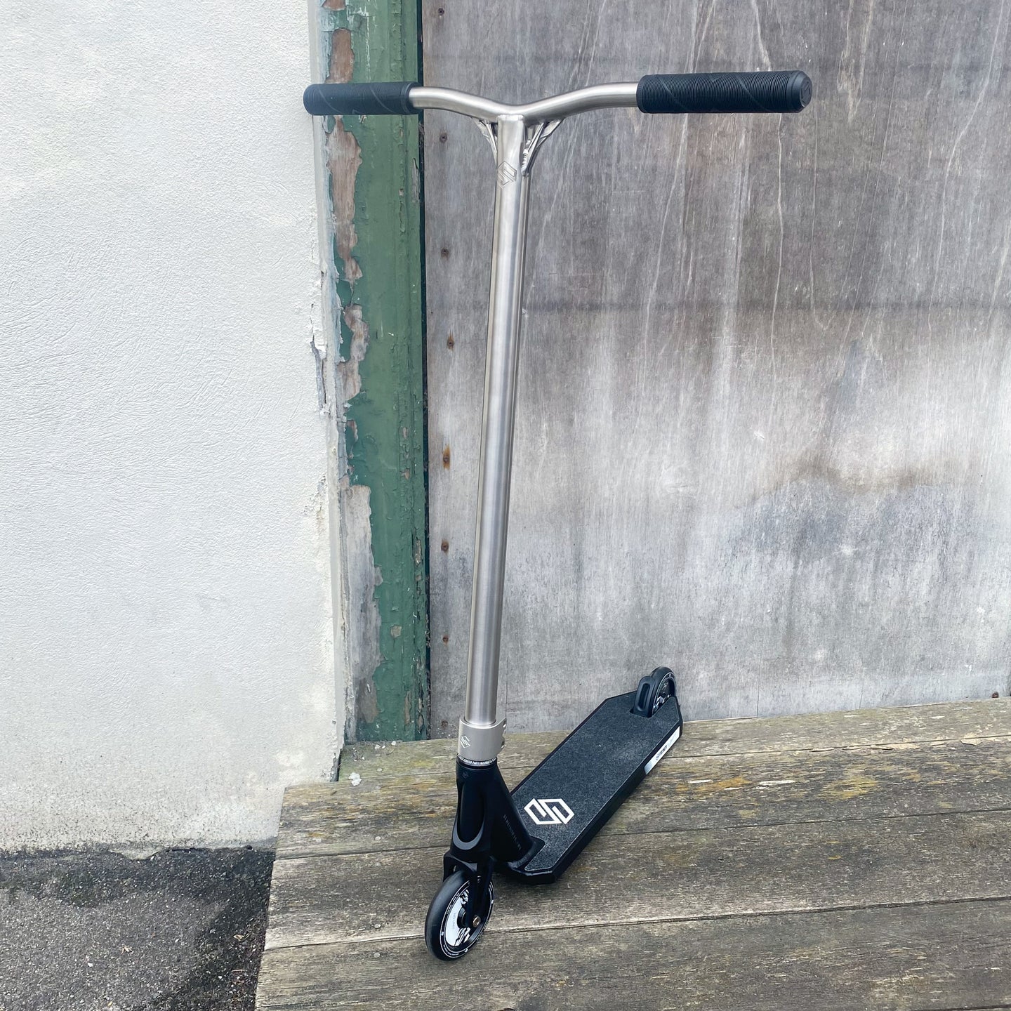 Striker BenJ Titan Bar Custom Build - Svart/Silver-ScootWorld.se