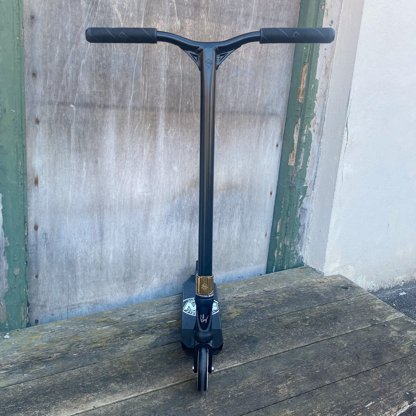 Striker Panda Black/Gold Custom Build - Svart/Gold-ScootWorld.se