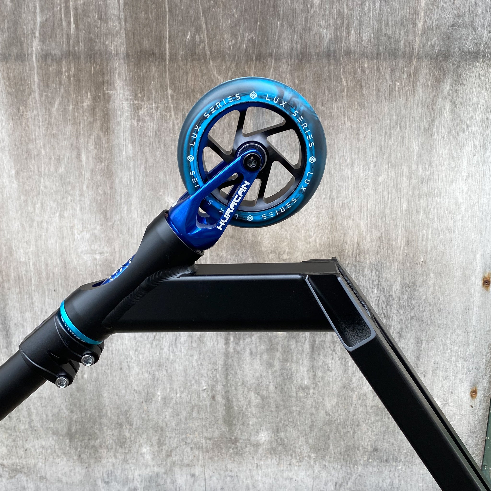 Striker Black/Blue Custom Build - Svart/Blå-ScootWorld.se