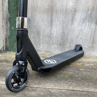 Striker T-Bar Black Custom Build - Svart-ScootWorld.se