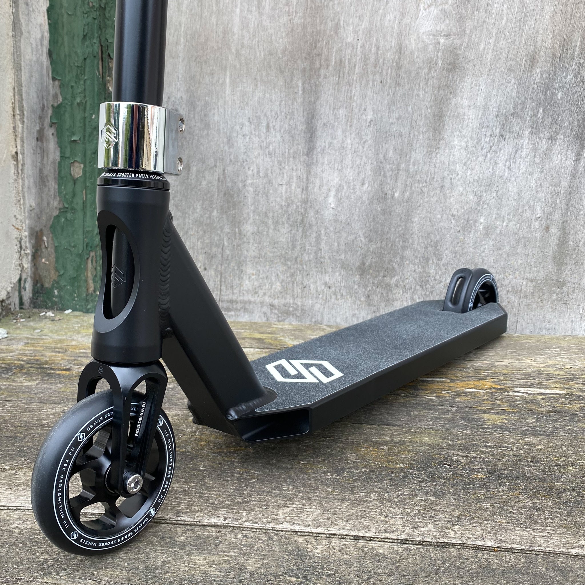 Striker T-Bar Black Custom Build - Svart-ScootWorld.se
