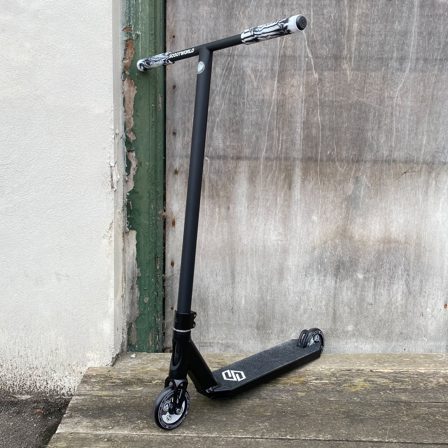 Striker x ScootWorld Titan Custom Build - Svart-ScootWorld.se