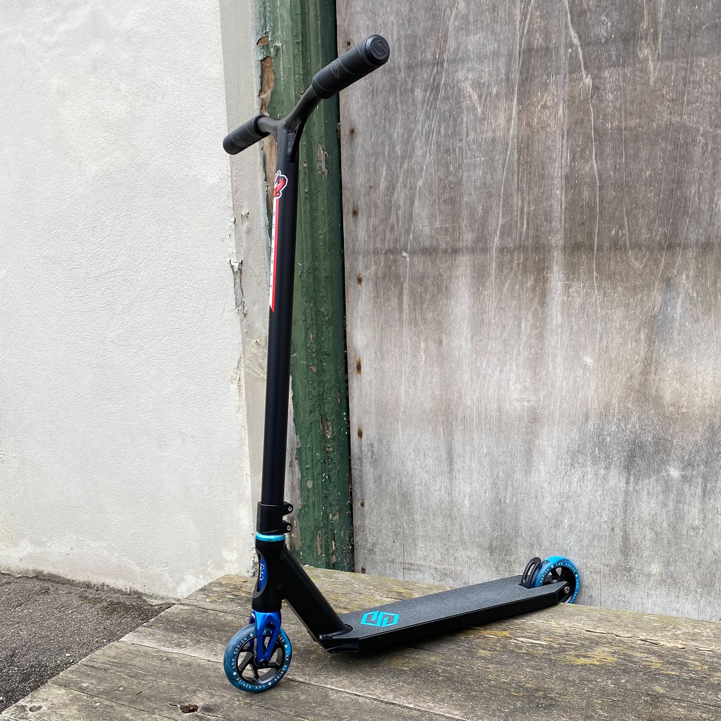 Striker Black/Blue Custom Build - Svart/Blå-ScootWorld.se