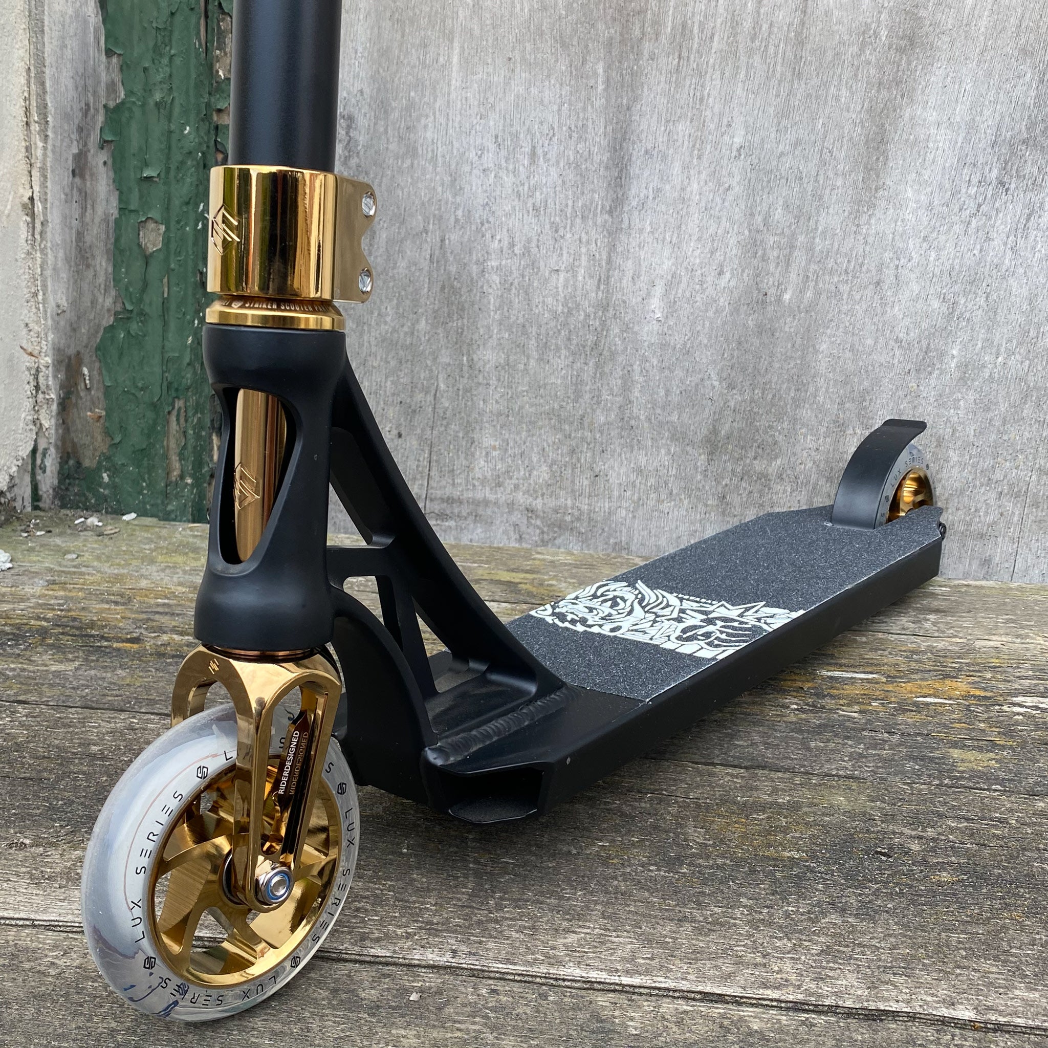 Striker Panda Deck Custom Build - Svart/Gold-ScootWorld.se