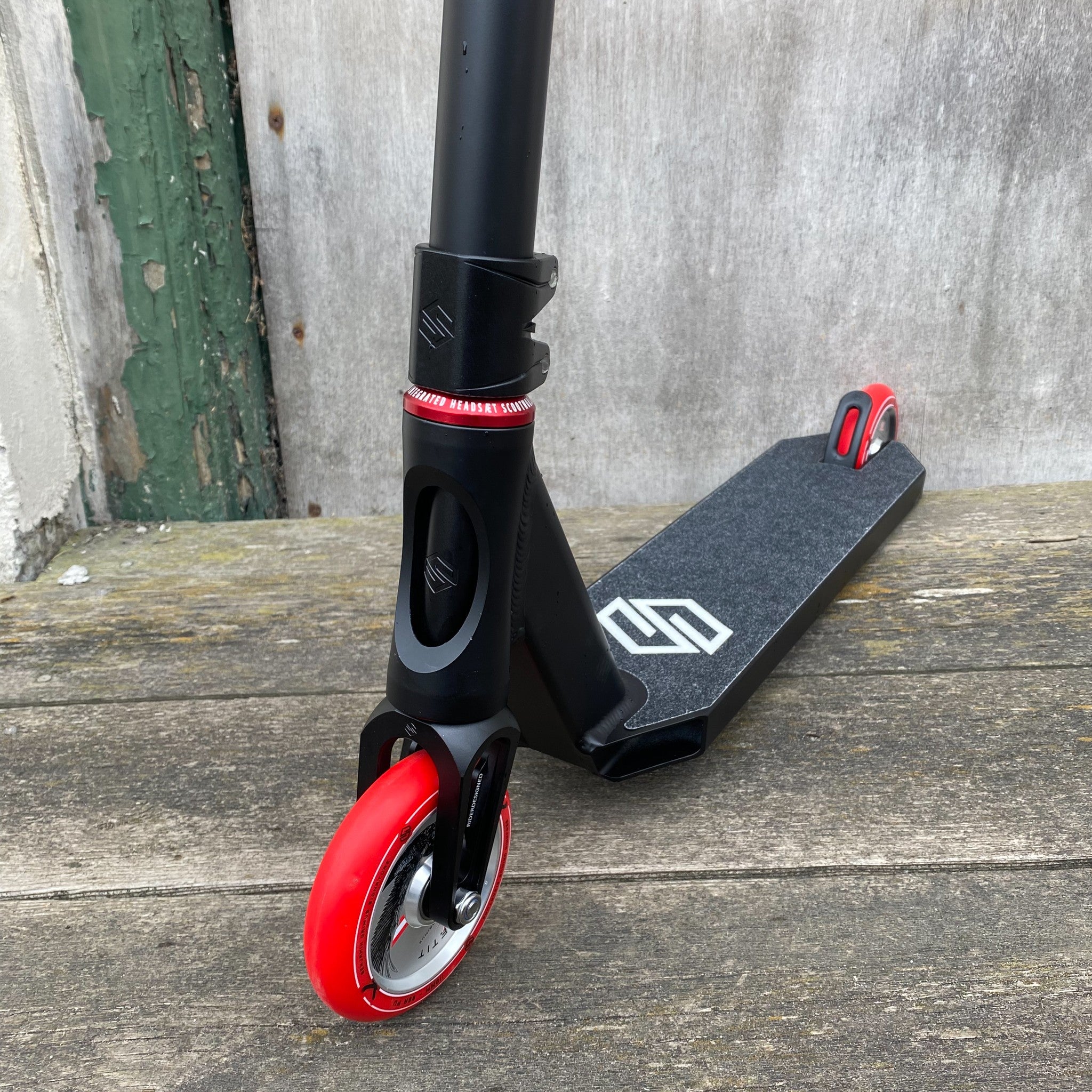 Striker Red & Black Custom Build - Svart/Röd-ScootWorld.se