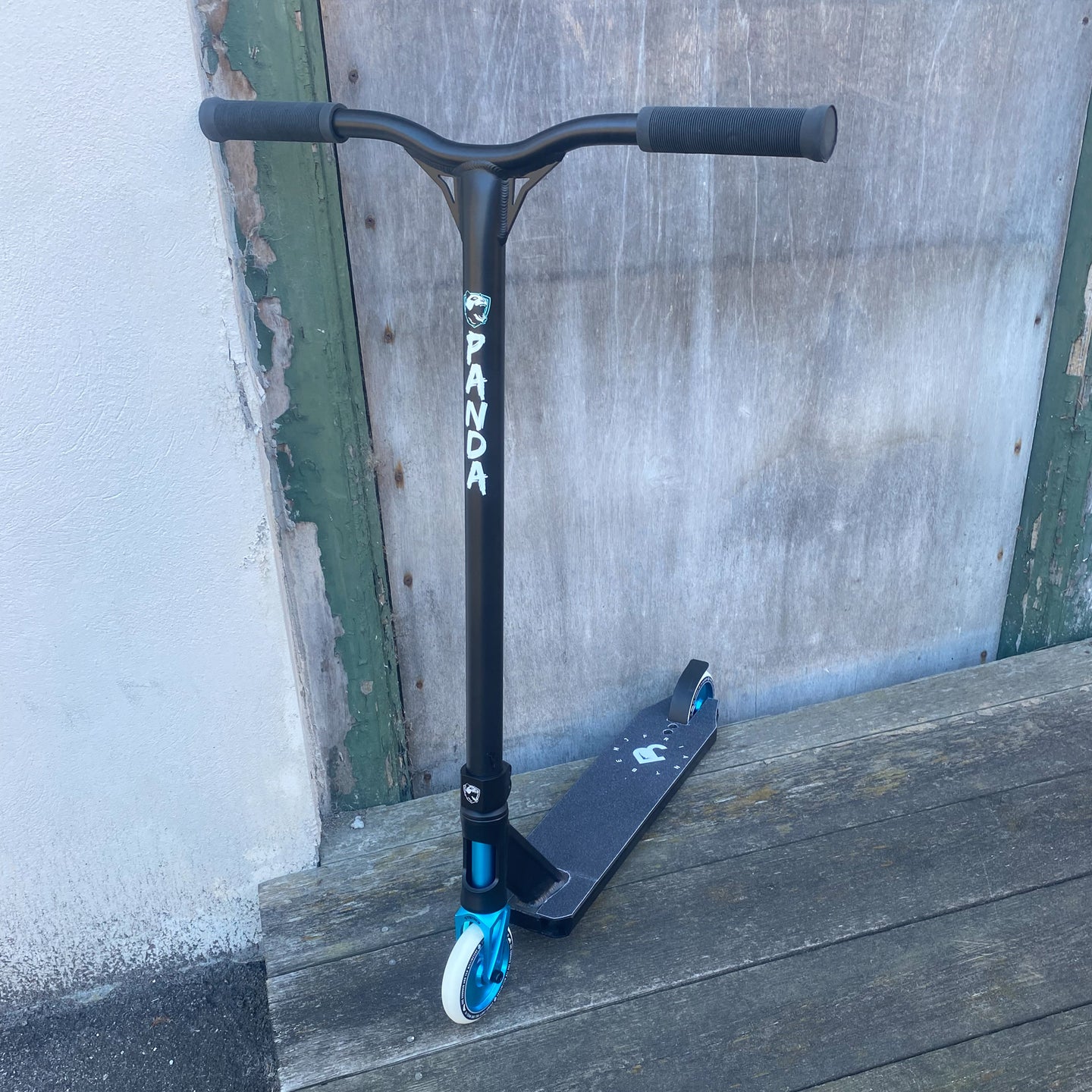 Striker Panda Custom Build - Svart/Blå-ScootWorld.se
