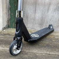 Striker T-Bar Silver Custom Build - Svart/Silver-ScootWorld.se