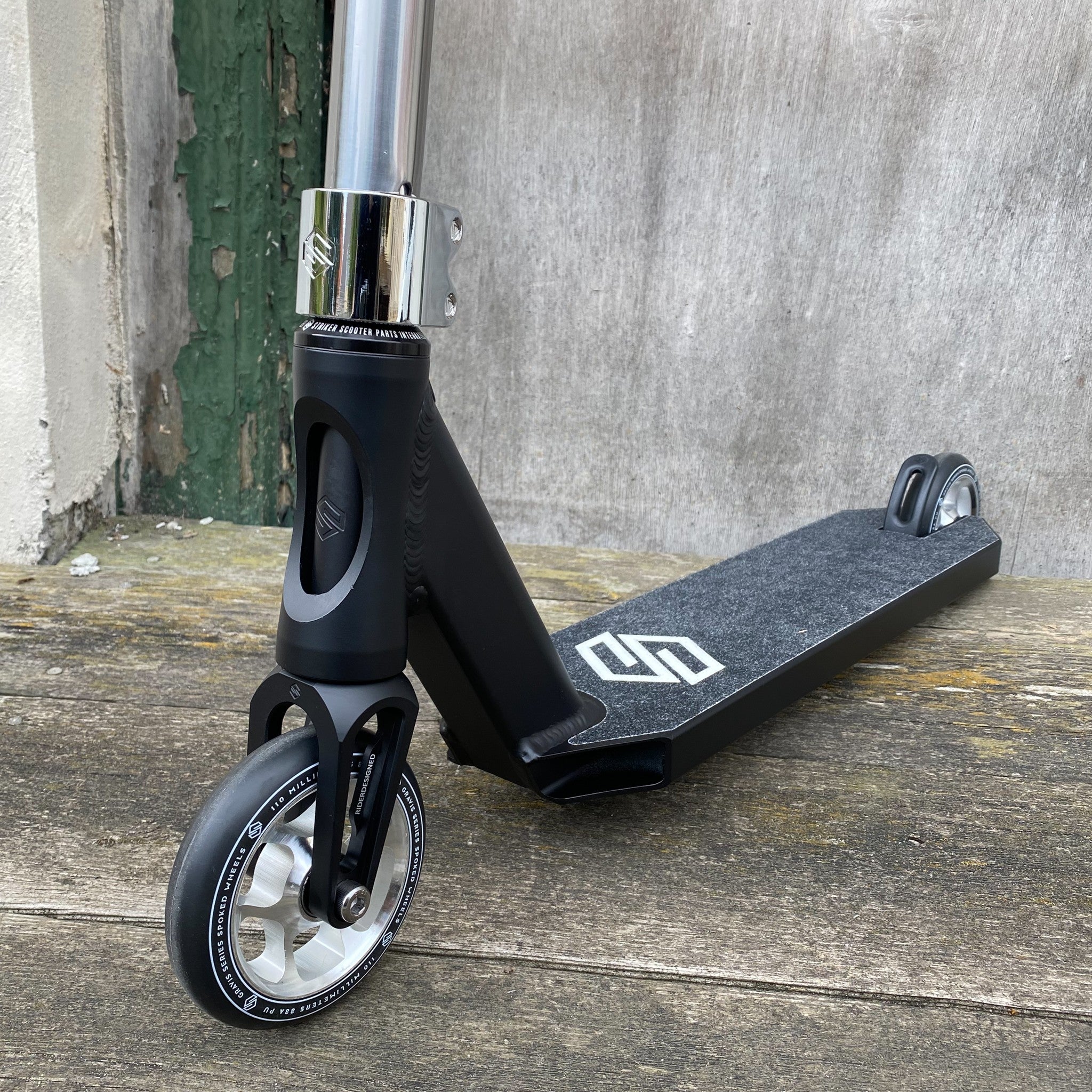 Striker T-Bar Silver Custom Build - Svart/Silver-ScootWorld.se