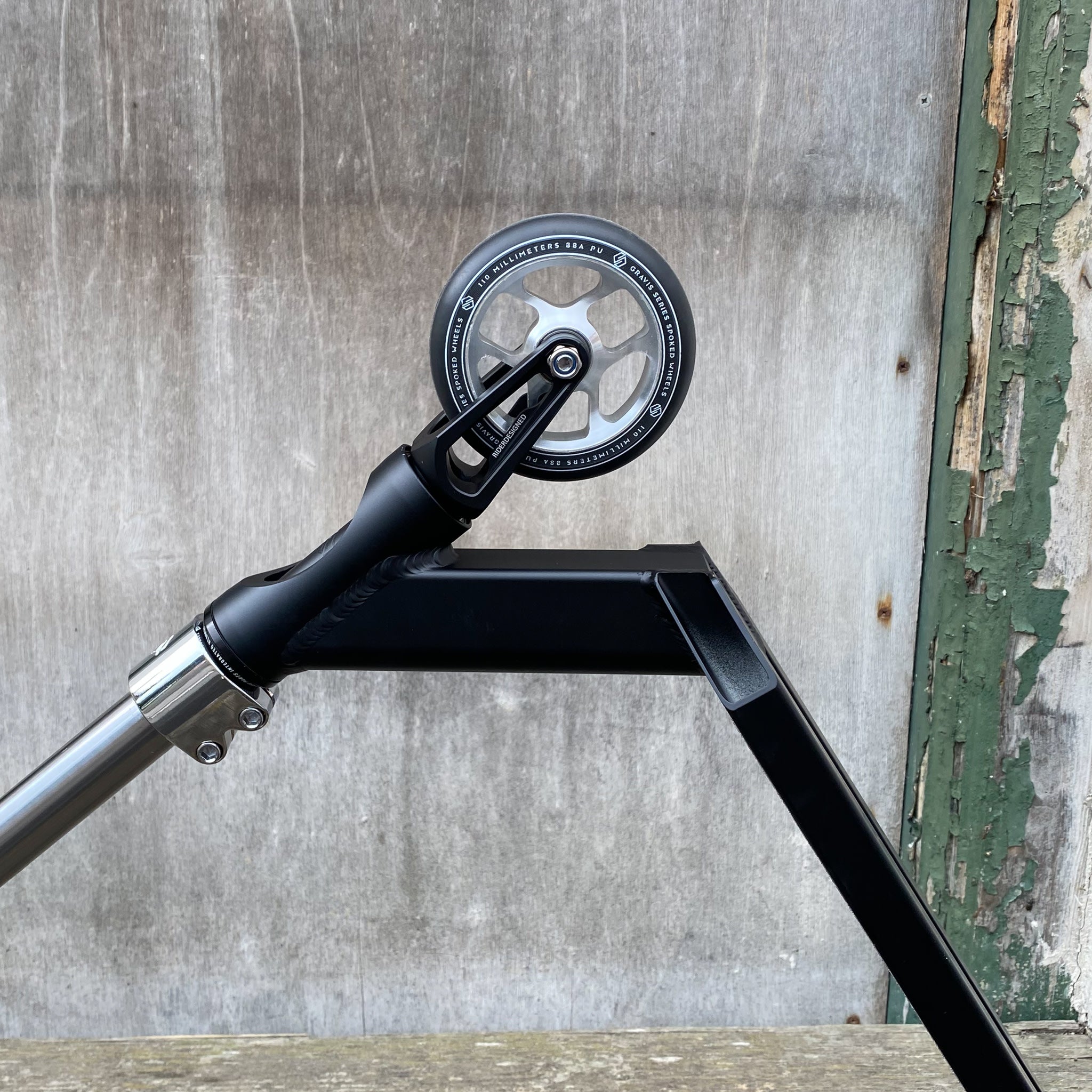 Striker T-Bar Silver Custom Build - Svart/Silver-ScootWorld.se