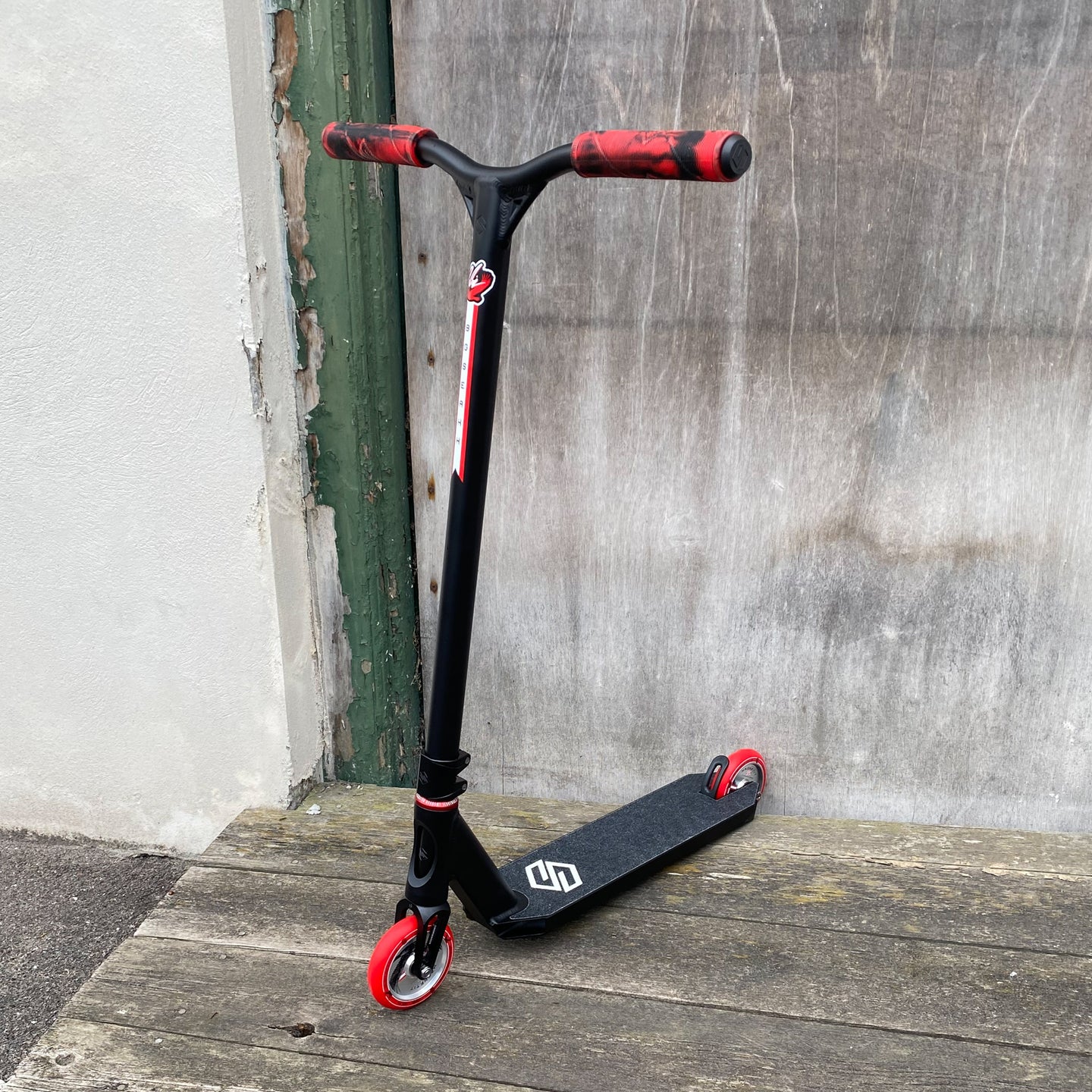 Striker Red & Black Custom Build - Svart/Röd-ScootWorld.se