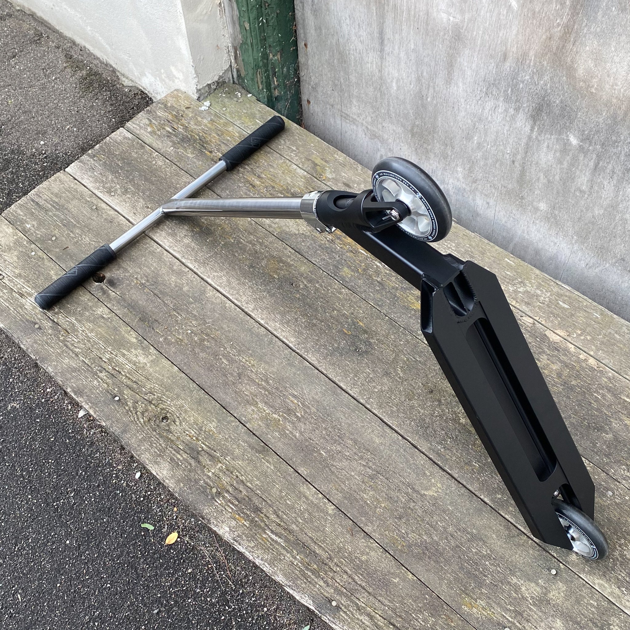 Striker T-Bar Silver Custom Build - Svart/Silver-ScootWorld.se