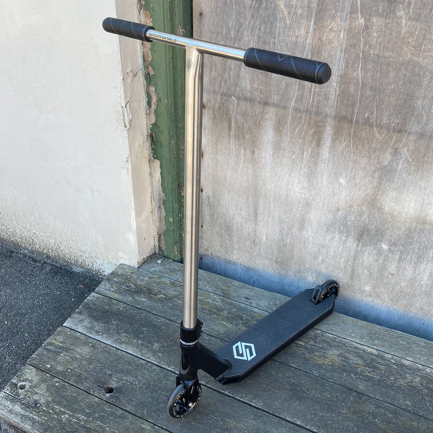 Striker x ScootWorld Titan RAW Custom Build - Svart/Silver-ScootWorld.se