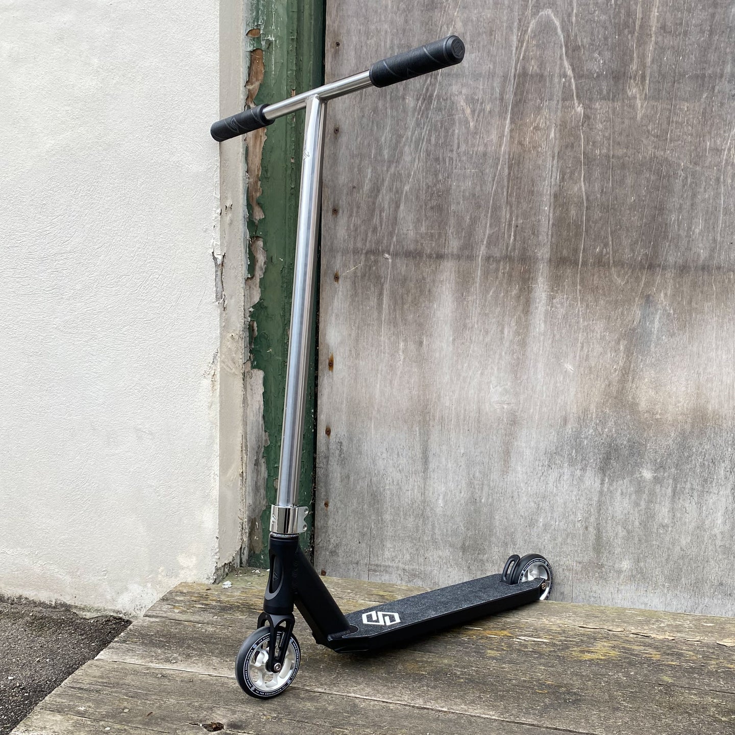 Striker T-Bar Silver Custom Build - Svart/Silver-ScootWorld.se