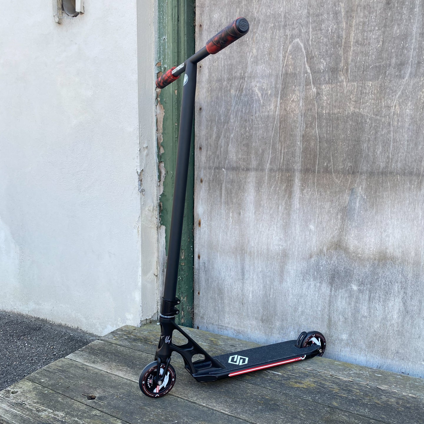 ScootWorld X Striker Titan Custom Build - Svart/Röd-ScootWorld.se