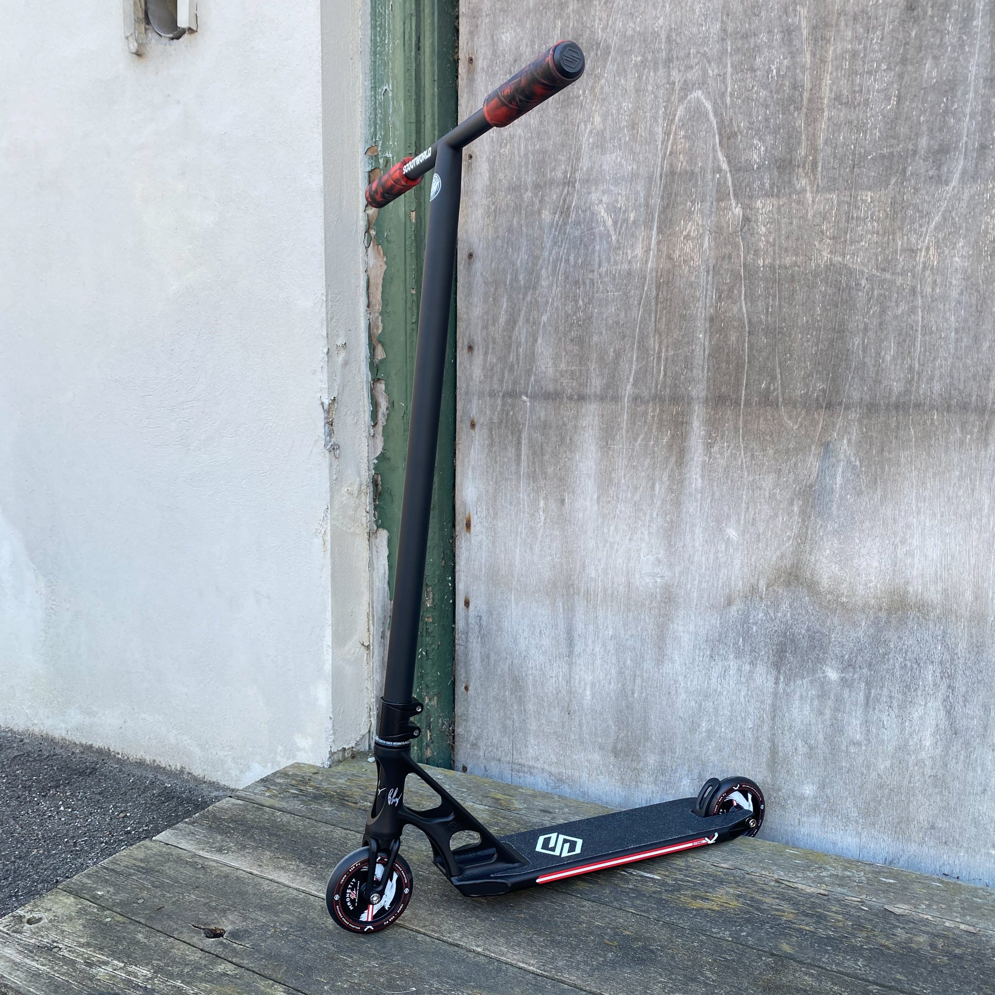 ScootWorld X Striker Titan Custom Build - Svart/Röd-ScootWorld.se