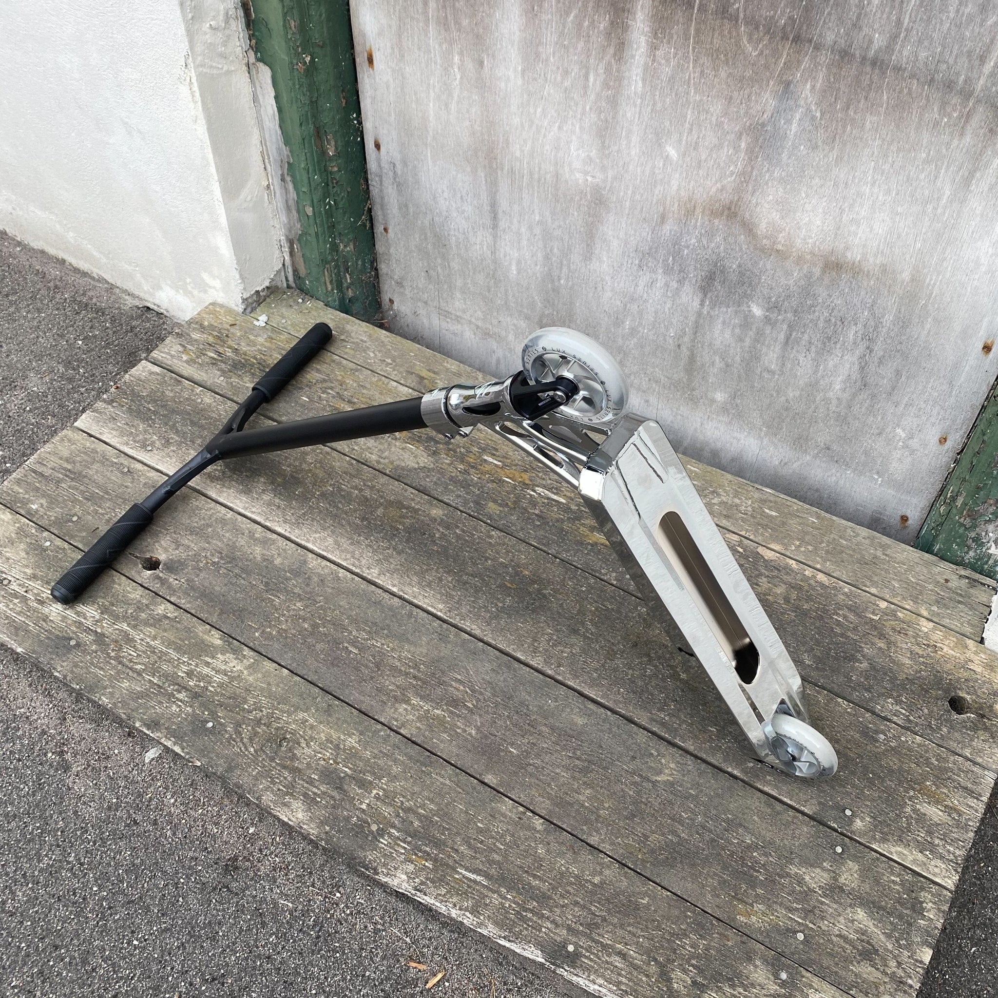 Striker Chrome Custom Build - Svart/Silver-ScootWorld.se