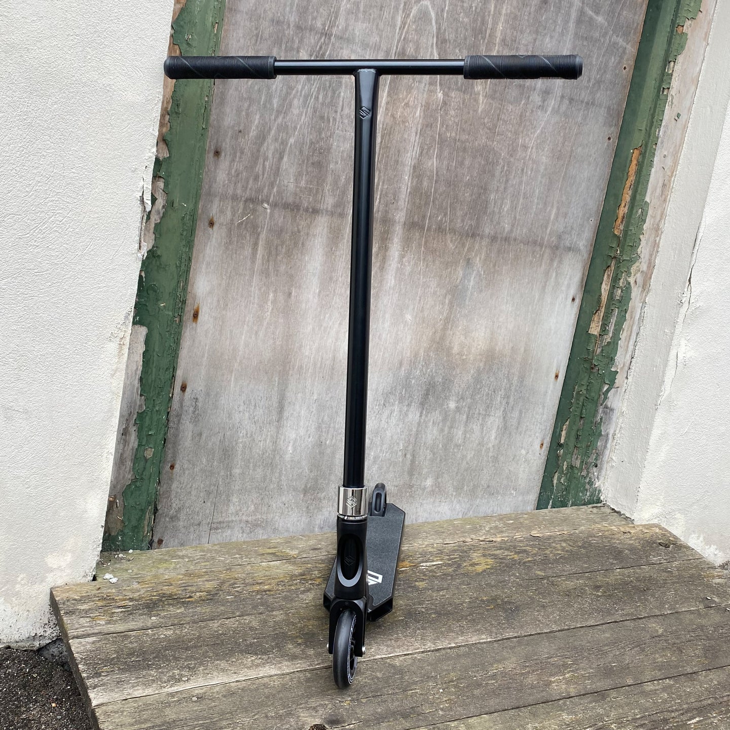 Striker T-Bar Black Custom Build - Svart-ScootWorld.se