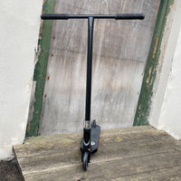 Striker T-Bar Black Custom Build - Svart-ScootWorld.se