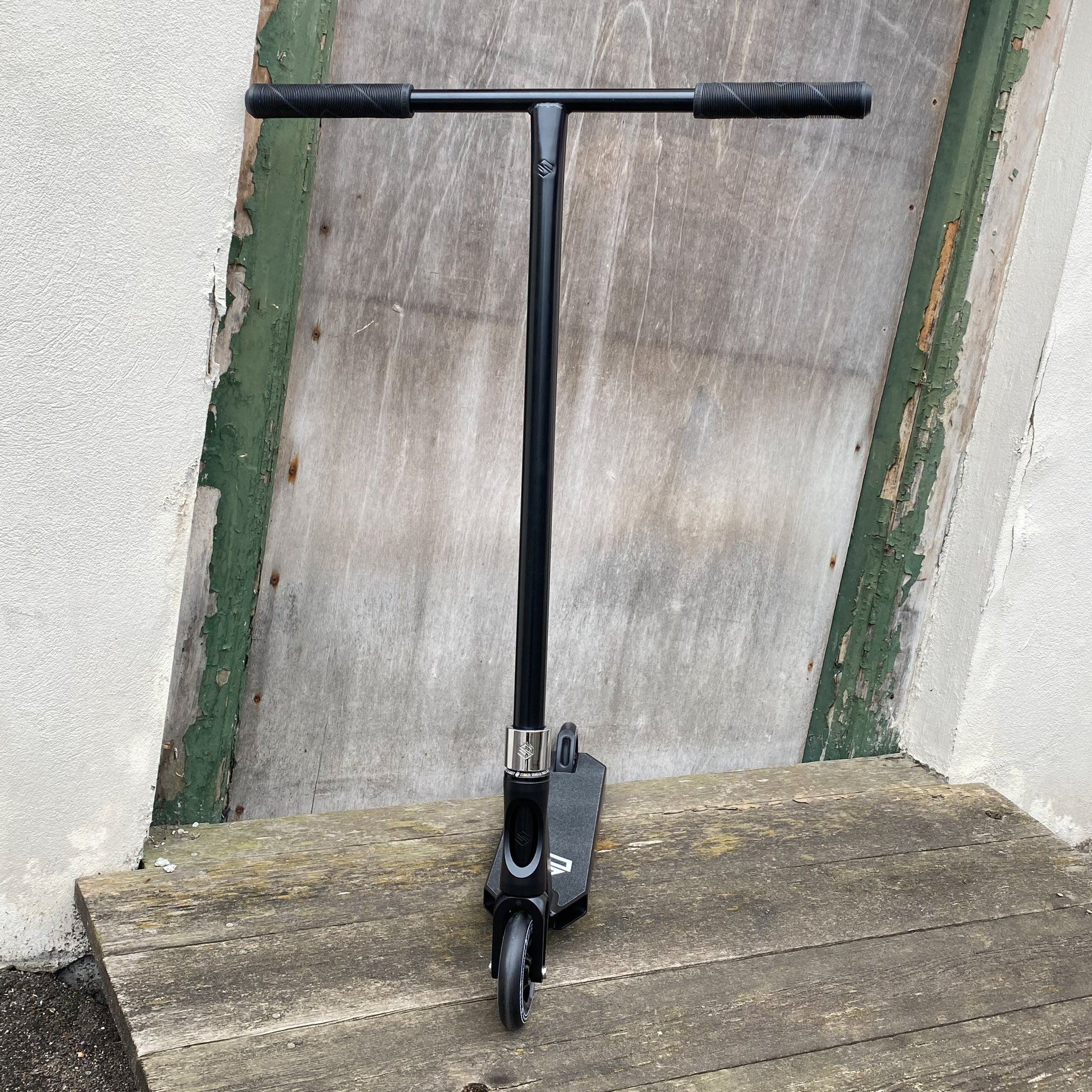 Striker T-Bar Black Custom Build - Svart-ScootWorld.se