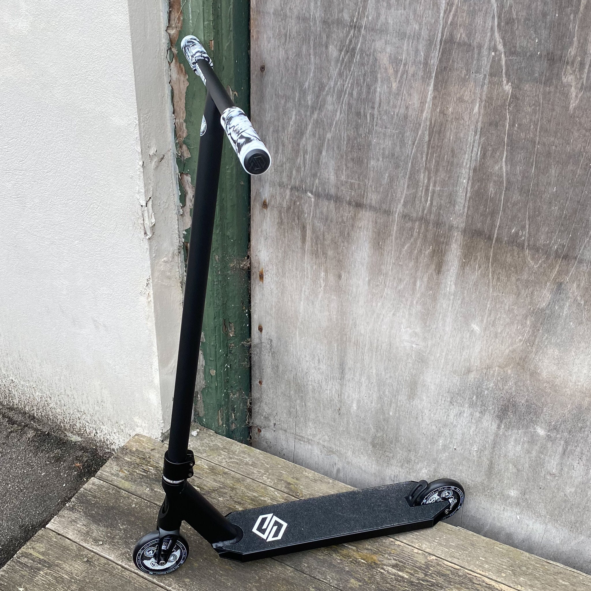 Striker x ScootWorld Titan Custom Build - Svart-ScootWorld.se