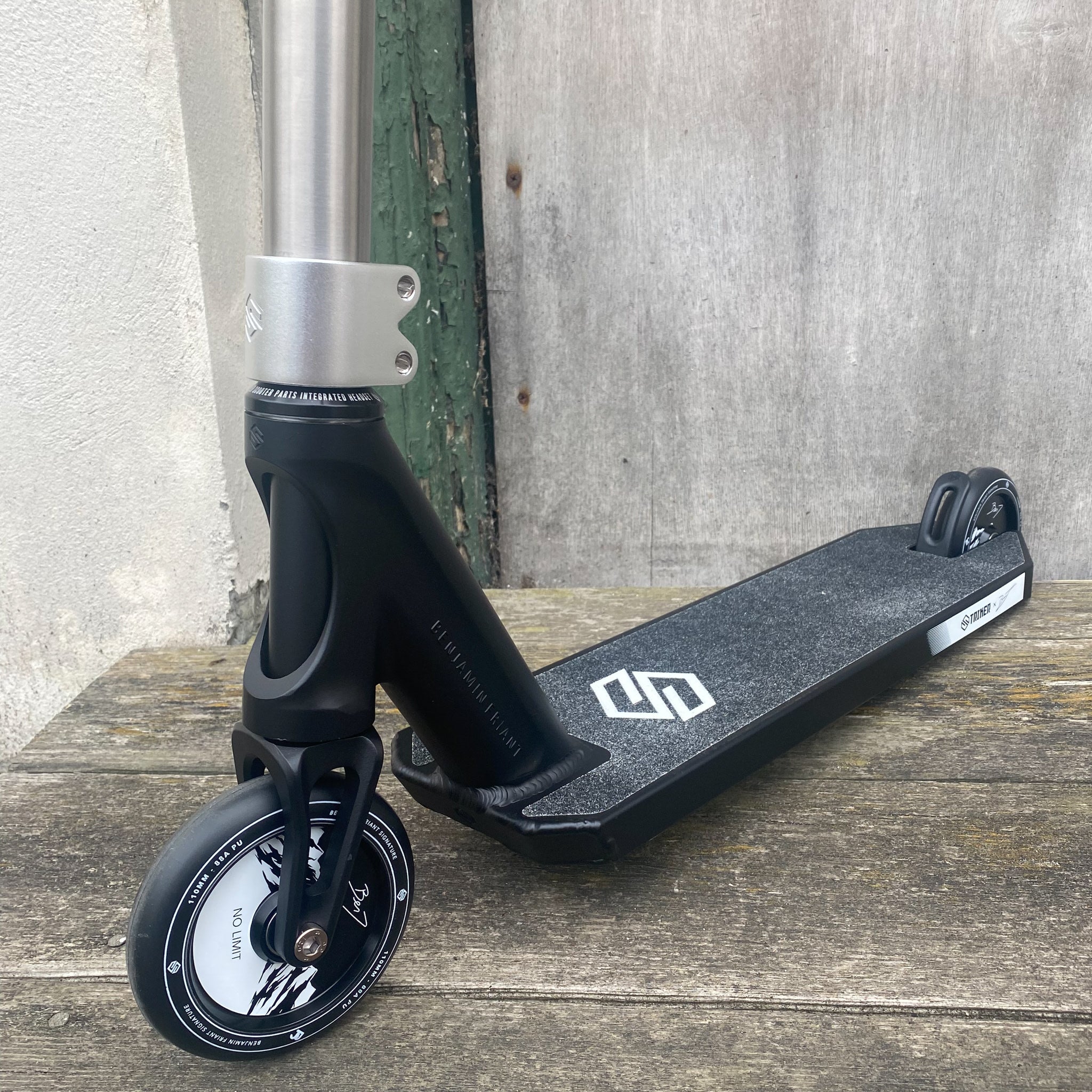 Striker BenJ Titan Bar Custom Build - Svart/Silver-ScootWorld.se
