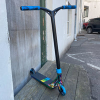 Striker Rainbow Blue Custom Build - Rainbow/Blå-ScootWorld.se